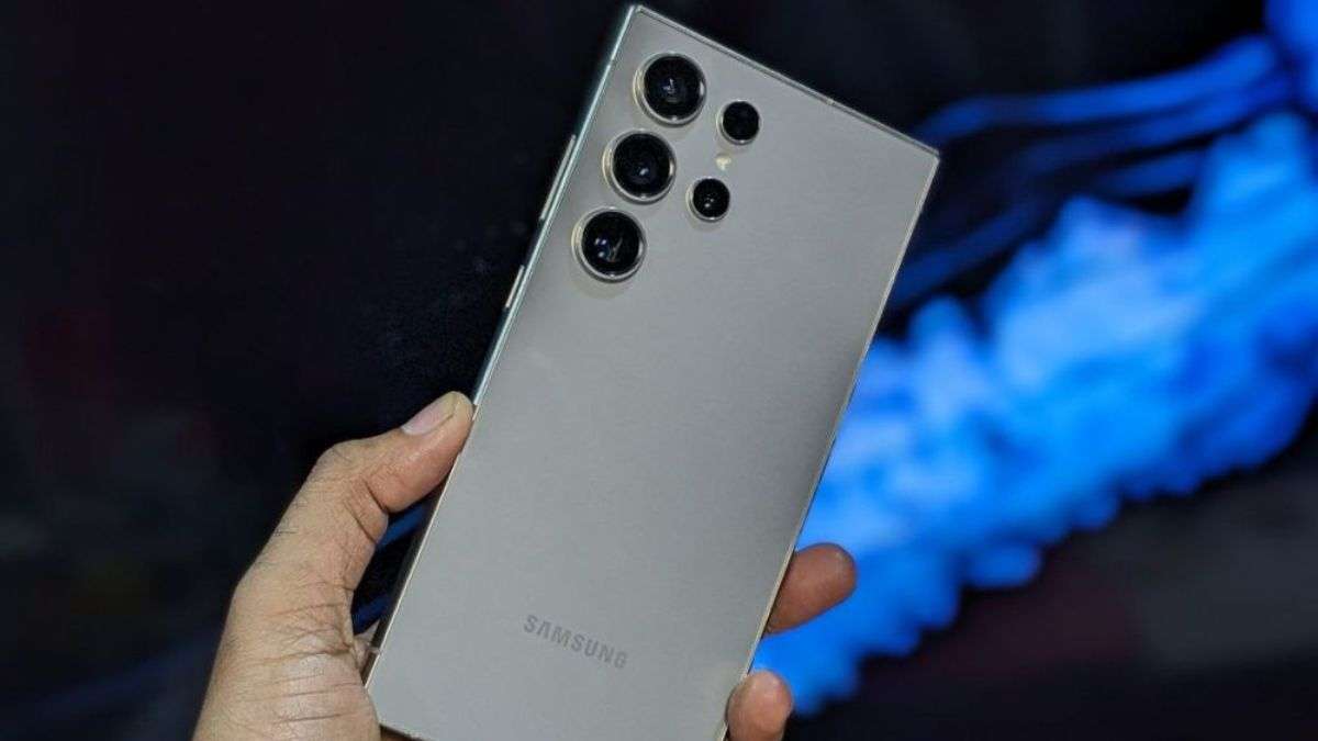 Samsung ने यूजर्स की कराई मौज, अब इस महीने तक फ्री में रिप्लेस होगी ग्रीन लाइन वाली स्क्रीन