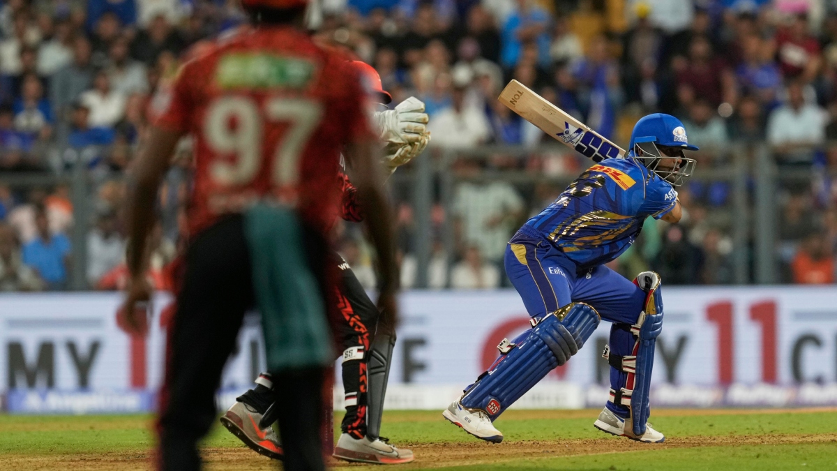 MI vs SRH Aaj Ka Match Kaun Jeeta: मुंबई ने 4 विकेट से जीता मुकाबला, प्लेऑफ में पहुंचने की उम्मीद को रखा जिंदा