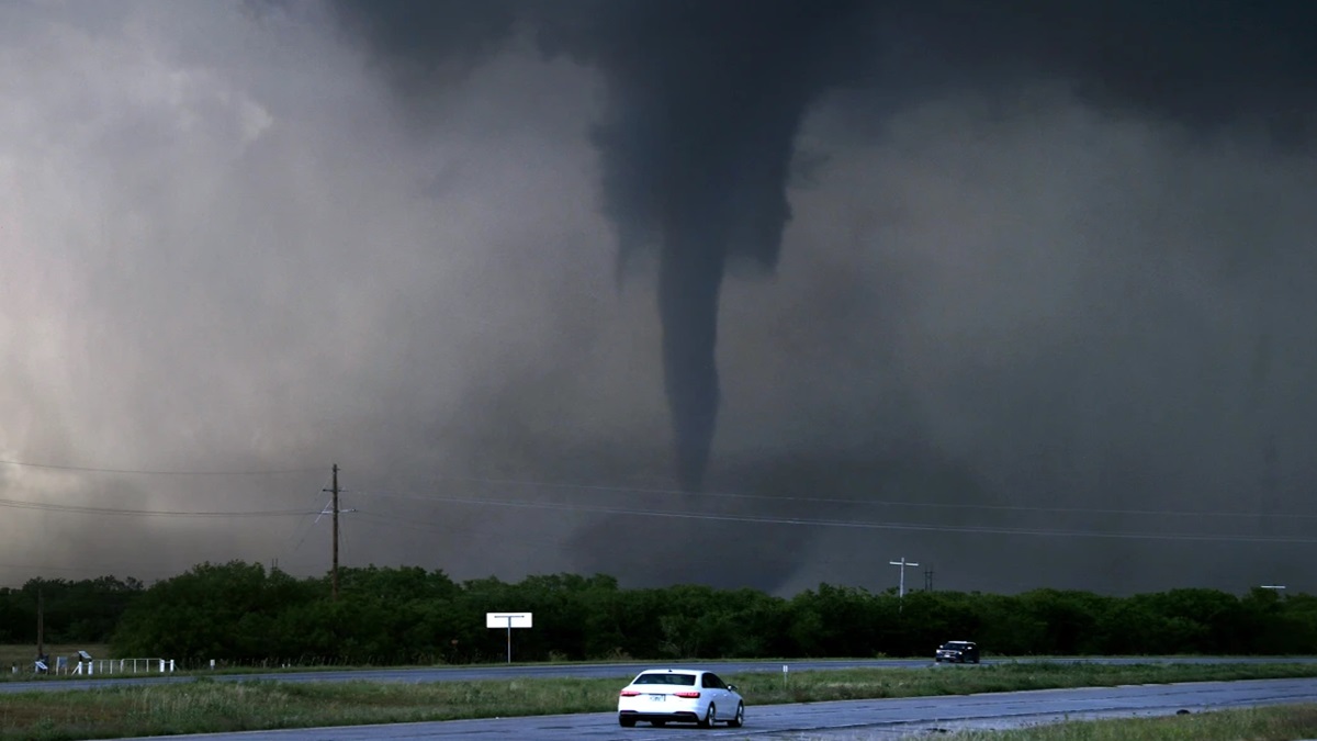 अमेरिका में फिर मंडराया भयानक तूफान और बवंडर का खतरा, जारी की गई चेतावनी
