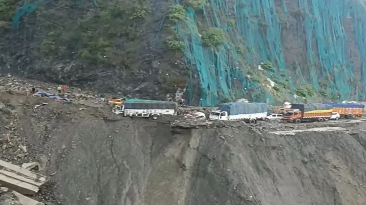 रामबन में सोमवार को बंद रहेंगे सभी स्कूल और सरकारी संस्थान, खराब मौसम ने बढ़ाई मुश्किलें