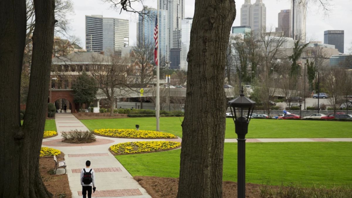 अमेरिका में छात्रों की बढ़ी मुश्किल, 1000 से अधिक Student Visa पर रोक; देश में रहने की भी नहीं इजाजत