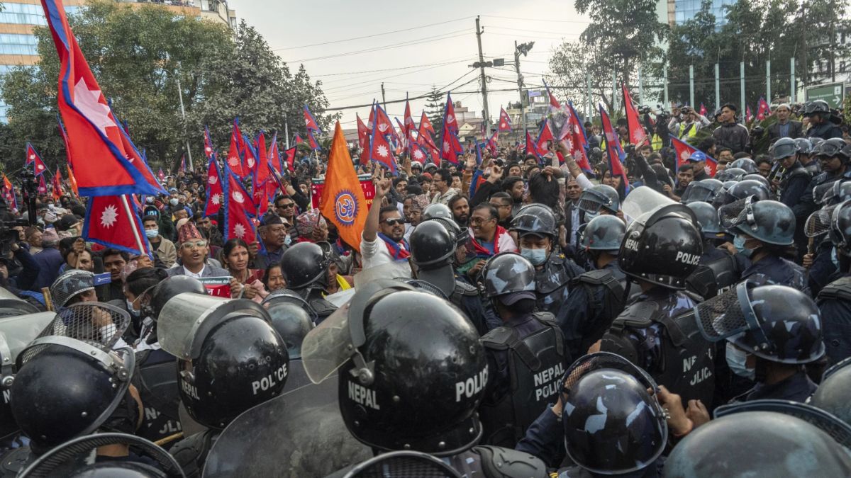 नेपाल को हिंदू राष्ट्र बनाने की मांग: प्रदर्शनकारियों ने भारी सुरक्षा बलों की मौजूदगी के बावजूद घेरा पीएम आवास