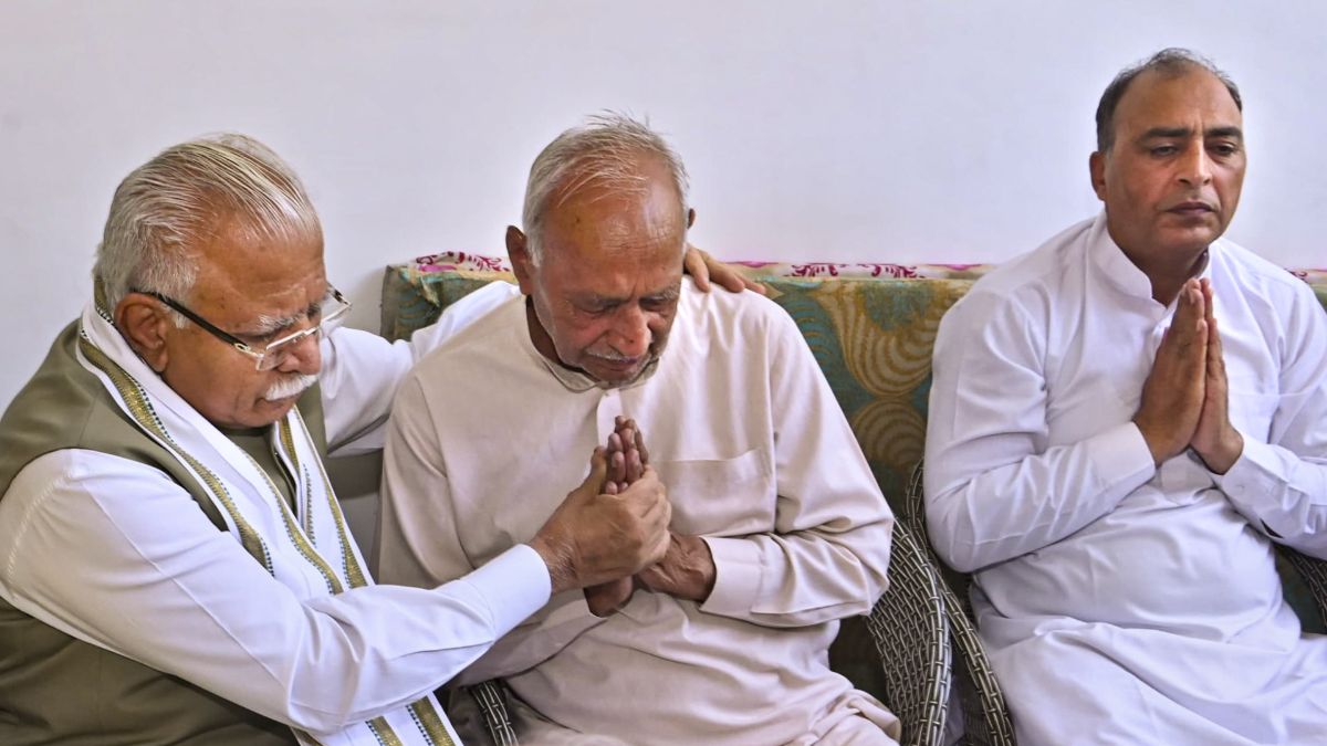 विनय नरवाल के घर खट्टर के निकले आंसू, पिता ने कहा- 'मेरे बेटे ने एक बहादुर सैनिक की तरह जान दी'