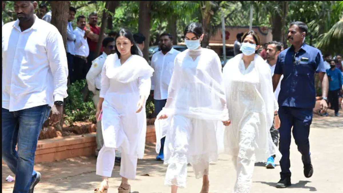 अनिल कपूर की मां के अंतिम संस्कार में पहुंचे फिल्मी सितारे, करण जौहर से लेकर अनुपम खेर तक आए नजर