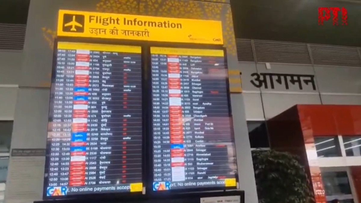 दिल्ली एयरपोर्ट पर मौसम की मार, 500 फ्लाइट्स में देरी, 3 के बदले रूट, एयरलाइंस ने किया अलर्ट