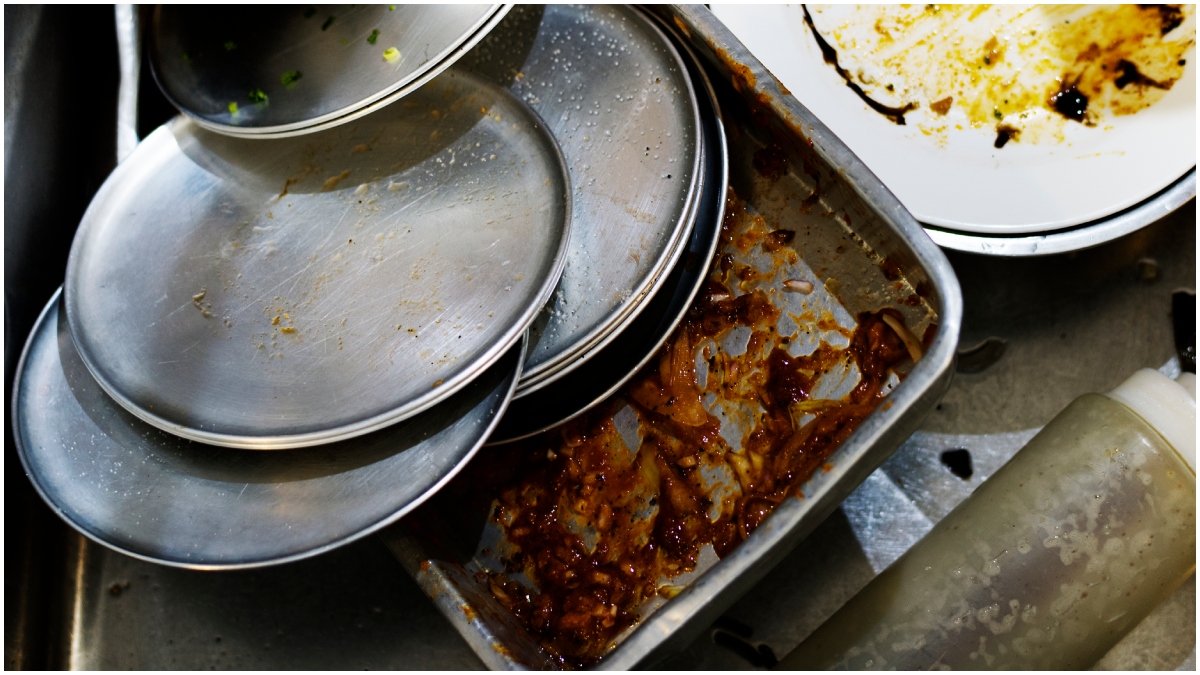          घी के चिपचिपे बर्तन को साफ करने में होती है दिक्कत, तो पानी में इस चीज को मिलाएं, आसानी से धुल जाएगी सारी चिकनाई