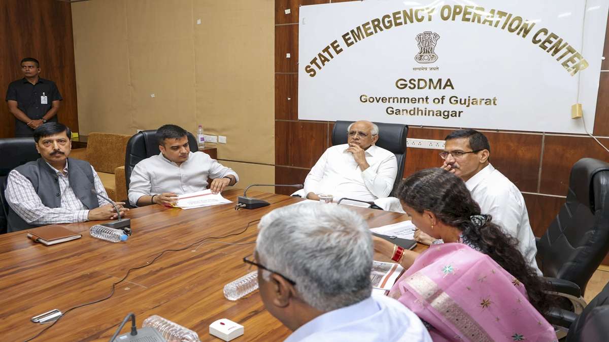 गुजरात में सभी अधिकारियों-कर्मचारियों की छुट्टियां कैंसिल, सरकार ने इमरजेंसी स्टॉक बढ़ाया
