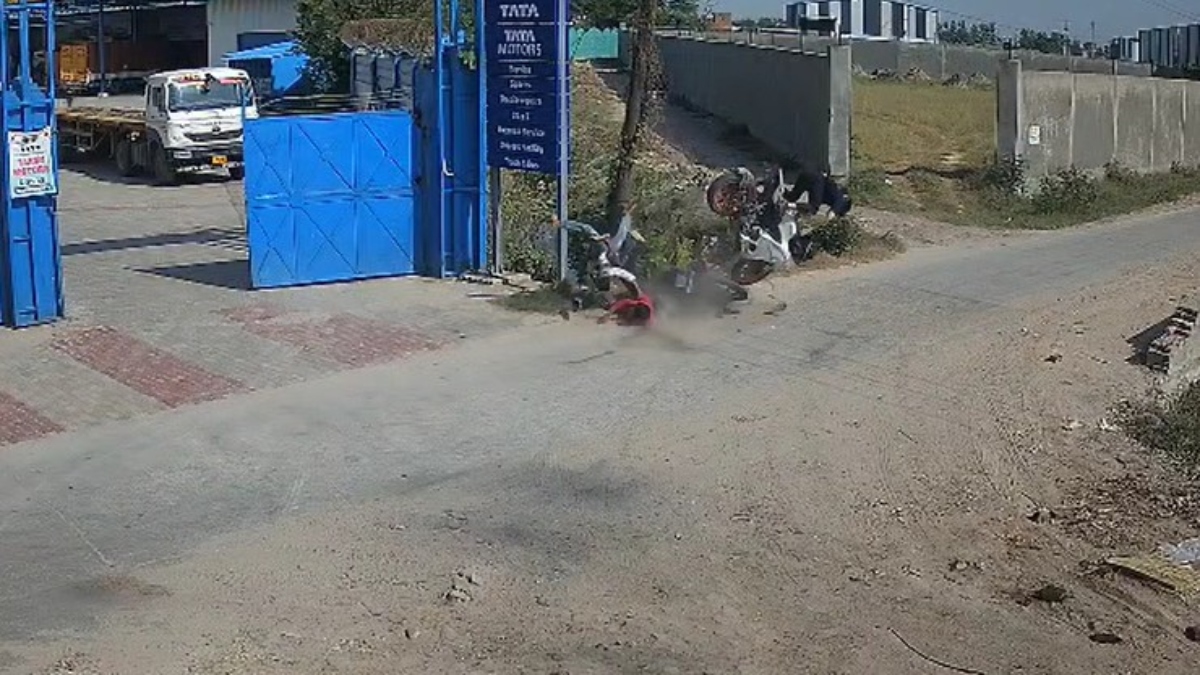 हापुड़: दो बाइक्स की भीषण टक्कर, कई फीट हवा में उछले सवार, वीडियो देखकर सिहर जाएंगे आप