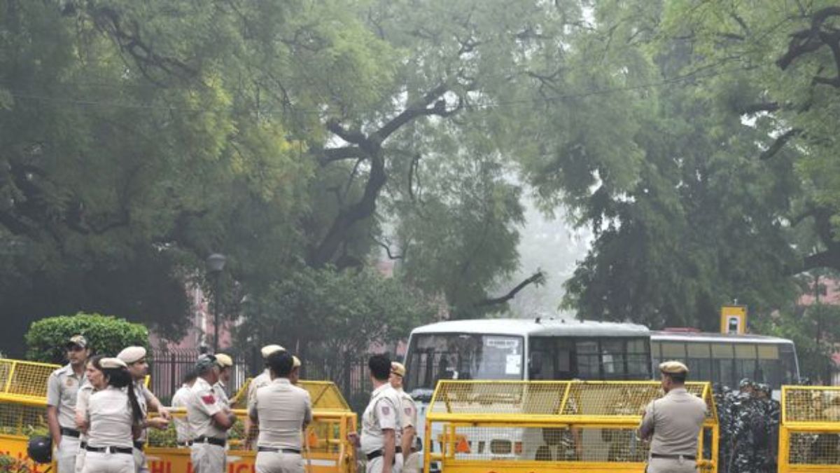दिल्ली-हरियाणा समेत पूरे NCR में गैंगस्टर्स के 25 ठिकानों पर छापेमारी, 380 पुलिसकर्मी ऑपरेशन में जुटे