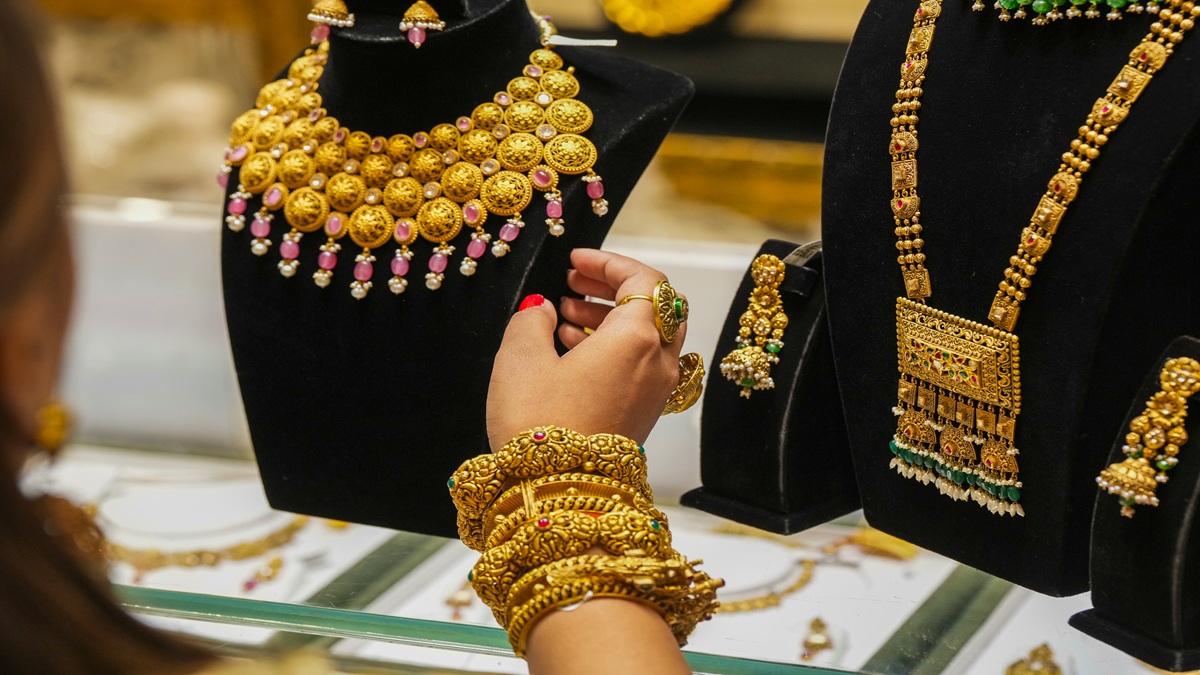 Gold Price: सोना हो गया सस्ता, MCX पर जानें प्रति 10 ग्राम का कितना चल रहा भाव, जानें चांदी का हाल