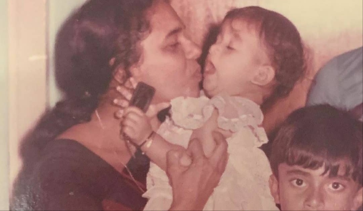 मम्मी की गोद में नजर आ रही ये बच्ची आज है सुपरस्टार, शाहरुख खान संग दी ब्लॉकबस्टर, पहचाना क्या?