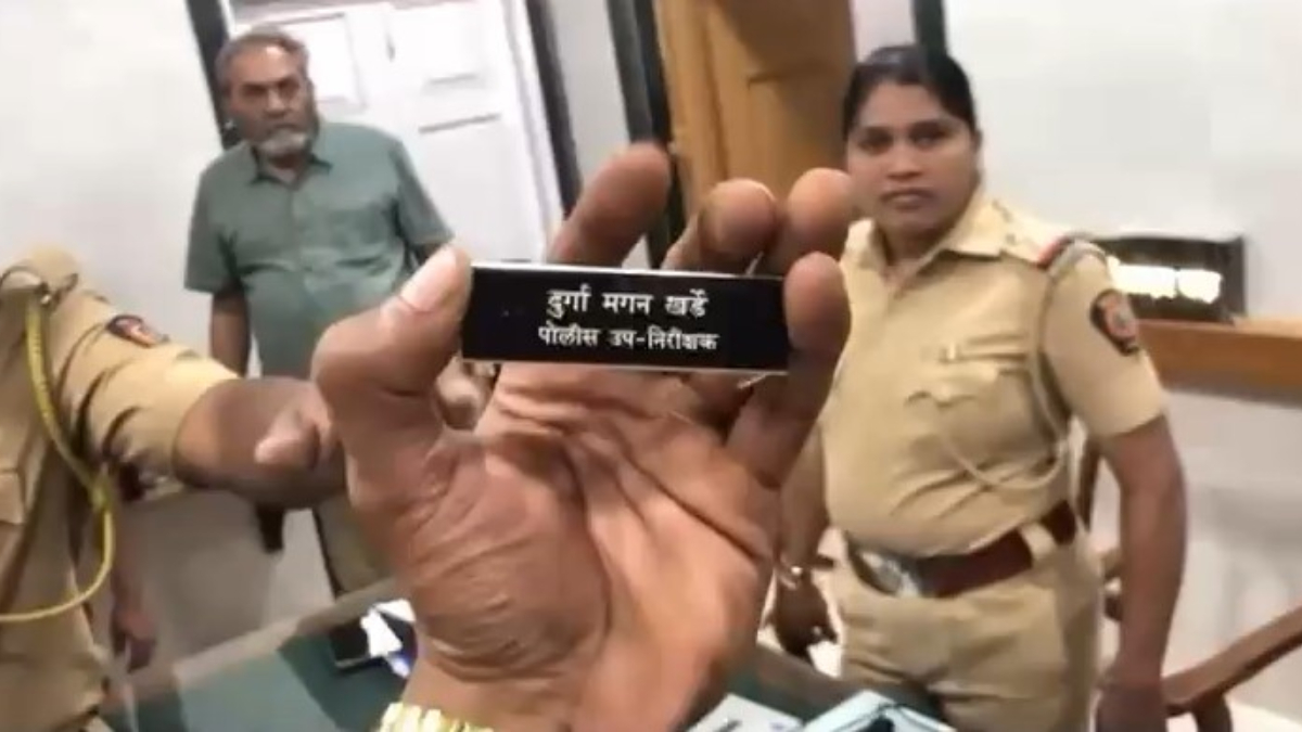 थाने में जब महिला PSI ने नेमप्लेट बैज फेंककर मारा, शिकायतकर्ता से जमकर हुई नोकझोंक; VIDEO वायरल