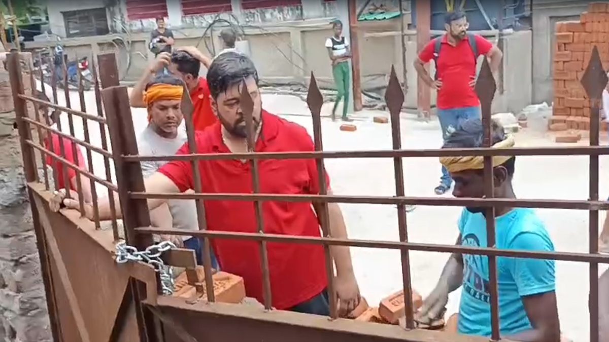 वाराणसी में BJP की पूर्व विधायक के बेटे की दबंगई, परिवार के गेट के सामने खड़ी की बाउंड्री वॉल; VIDEO वायरल