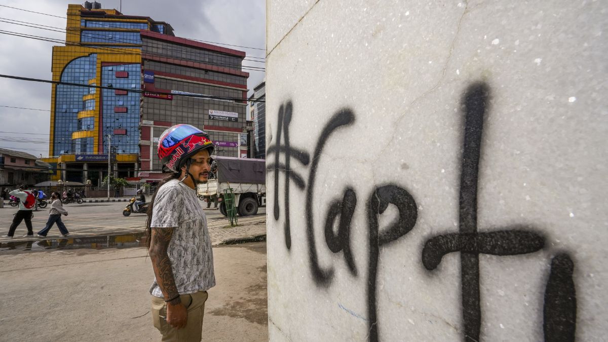 Nepal Violence: नेपाल में कर्फ्यू हटाने के बाद Gen-Z ने शुरू किया सफाई अभियान, फिर से खुले शॉपिंग मॉल और दुकानें