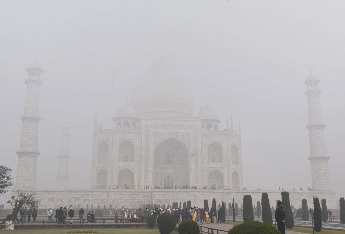ताजमहल हुआ अदृश्य, ट्रेनें लेट और फ्लाइट्स कैंसिल, घने कोहरे ने मचाया कोहराम-देखें तस्वीरें
