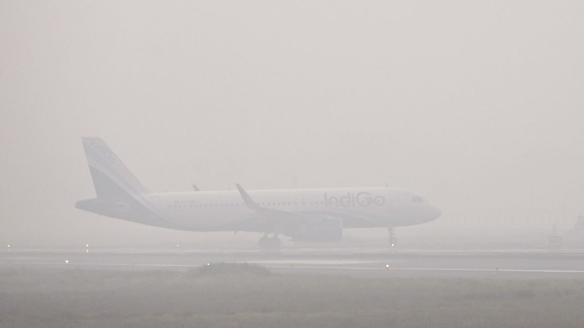 घने कोहरे के चलते कैंसिल होंगी फ्लाइट, सिविल एविएशन मिनिस्ट्री समेत कई एयरलाइंस ने जारी की एडवाइजरी