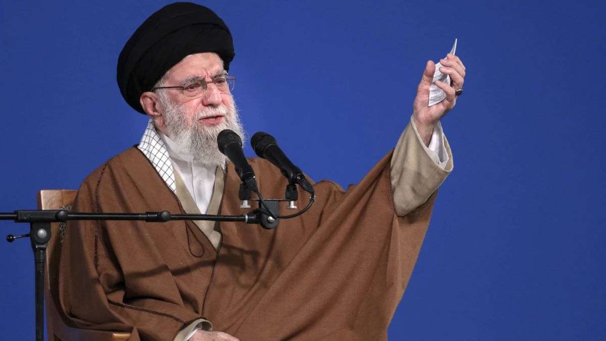 ईरान ने सरेआम एक व्यक्ति को फांसी पर लटकाया, इजरायल के लिए जासूसी करने का था आरोप