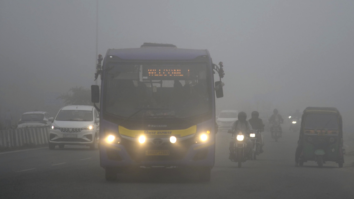 दिल्ली में घना कोहरा, ठिठुरन ने बढ़ाई परेशानी, 9 राज्यों में घने कोहरे का अलर्ट