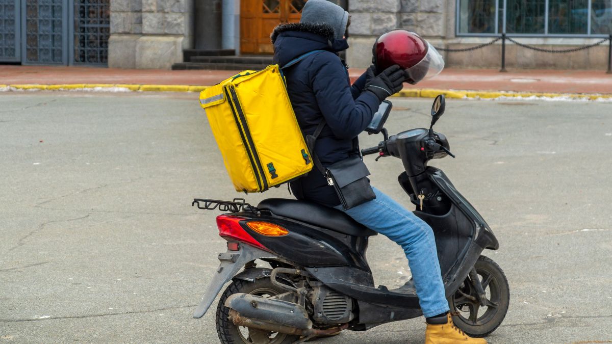 डिलीवरी बॉय की मेहनत ने कर दिखाया कमाल! रोज 13 घंटे, सातों दिन काम कर 5 साल में कमाए 1.42 करोड़