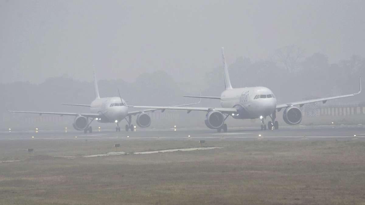 दिल्ली-NCR में स्पीड पर कोहरे का ब्रेक, फ्लाइट-ट्रेन सब लेट; यहां देखें देरी से चल रहीं ट्रेनों की लिस्ट