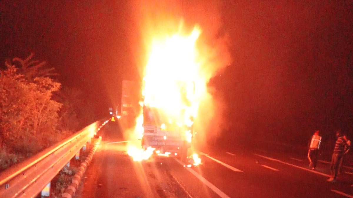 दिल्ली–मुंबई एक्सप्रेसवे पर भीषण हादसा, तीन लोगों की जिंदा जलकर मौत