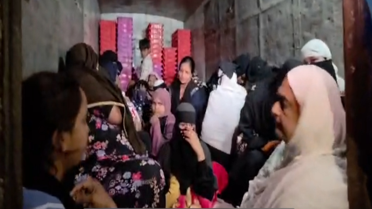 महाराष्ट्र में बोगस वोटिंग का आरोप, सभागृह में बुरके में दिखी सैकड़ों महिलाओं की भीड़, गरमाया माहौल-VIDEO