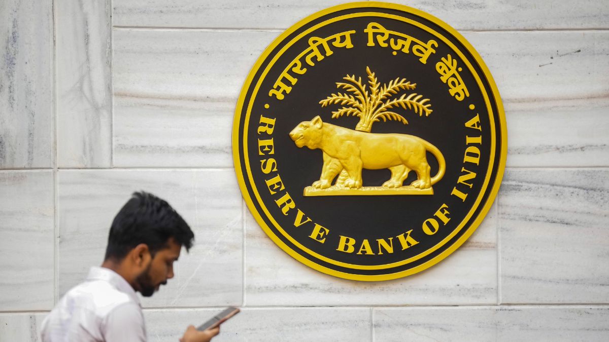 बैंक खाते से ₹35,000 से ज्यादा नहीं निकाल पाएंगे ग्राहक, RBI ने इस बैंक पर लगाए कई प्रतिबंध