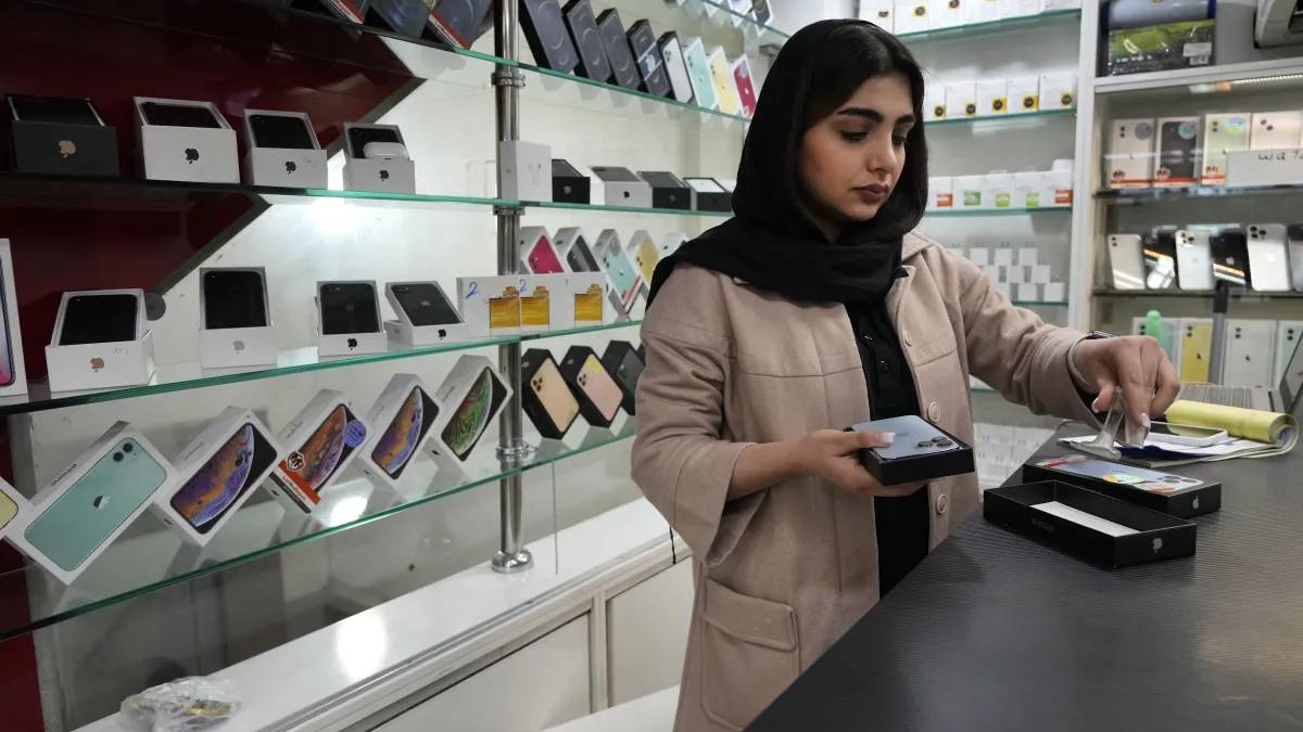 नए साल पर लगेगा महंगाई का झटका! स्मार्टफोन और टीवी की इतनी बढ़ सकती है कीमत