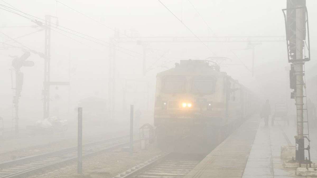 Train Running Status Live: कोहरे में कहां फंसी हुई है आपकी ट्रेन? यहां चेक करें लाइव लोकेशन