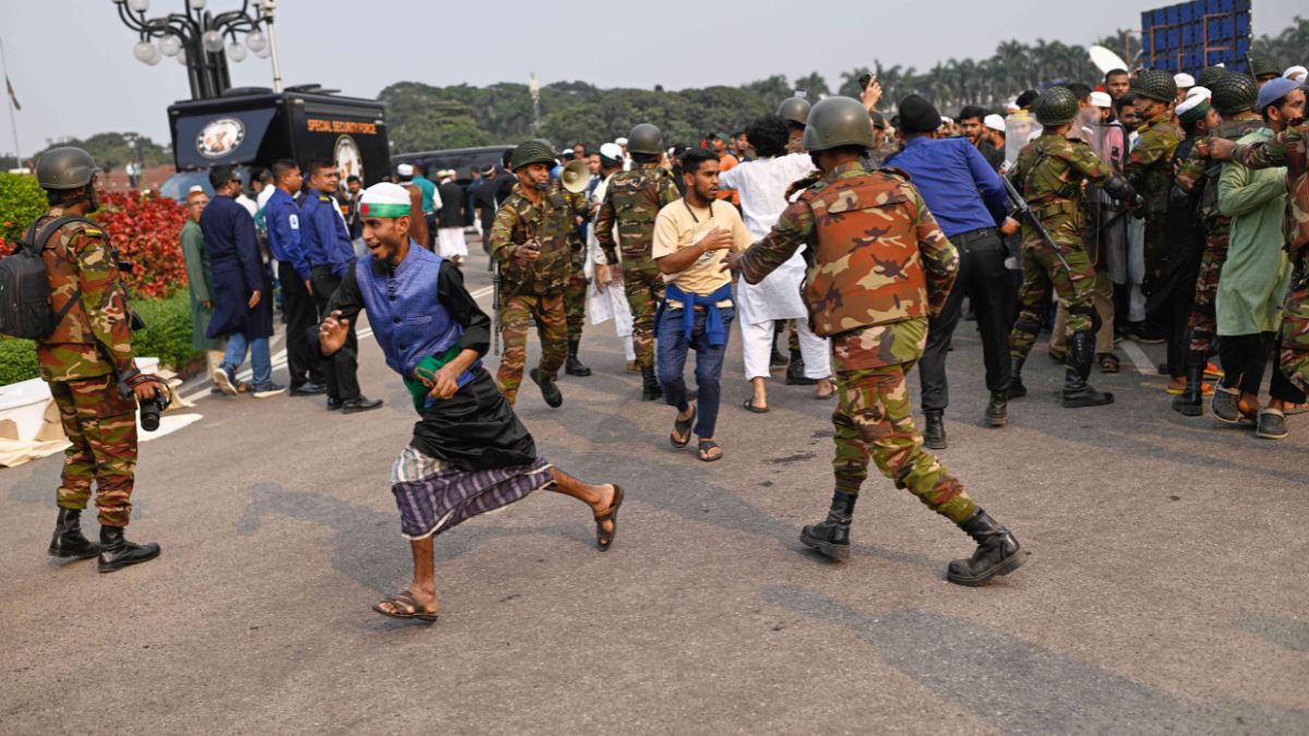 उस्मान हादी की मौत के बाद एंटी इंडिया गतिविधियों को हवा दे रहे कट्टरपंथी, चटगांव में भारत ने बंद किया वीजा आवेदन केंद्र