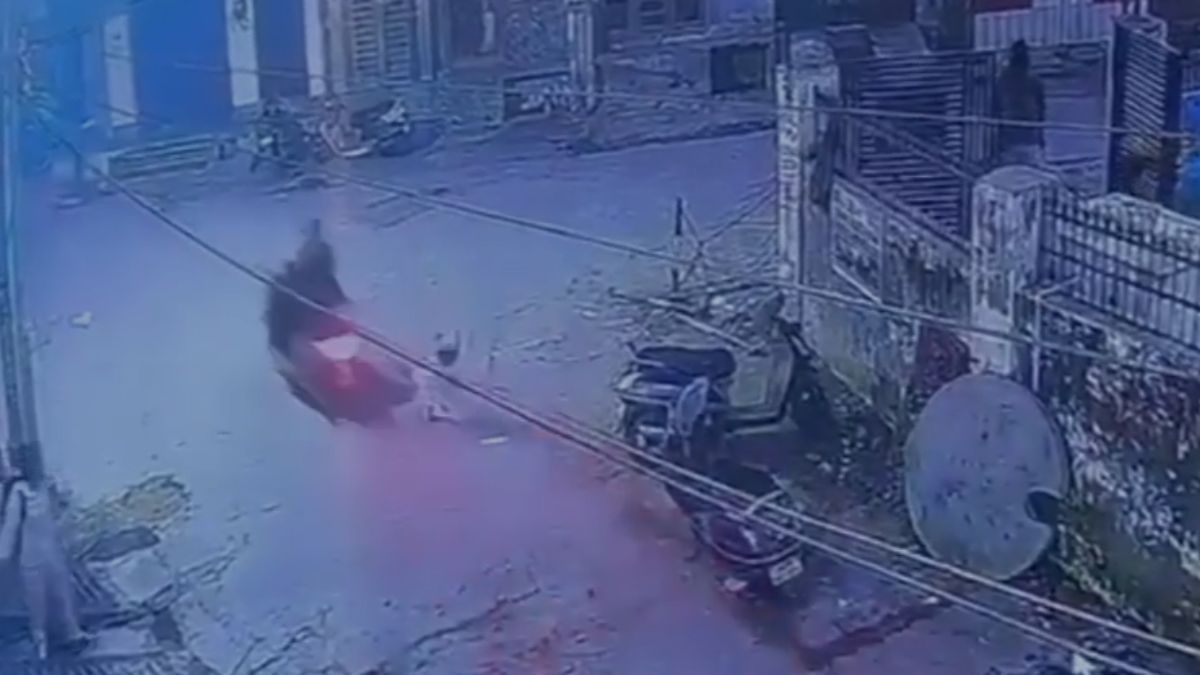 हापुड़ में स्कूटी की टक्कर से हवा में कई फीट ऊंची उछल गई मासूम बच्ची, एक्सीडेंट CCTV में कैद