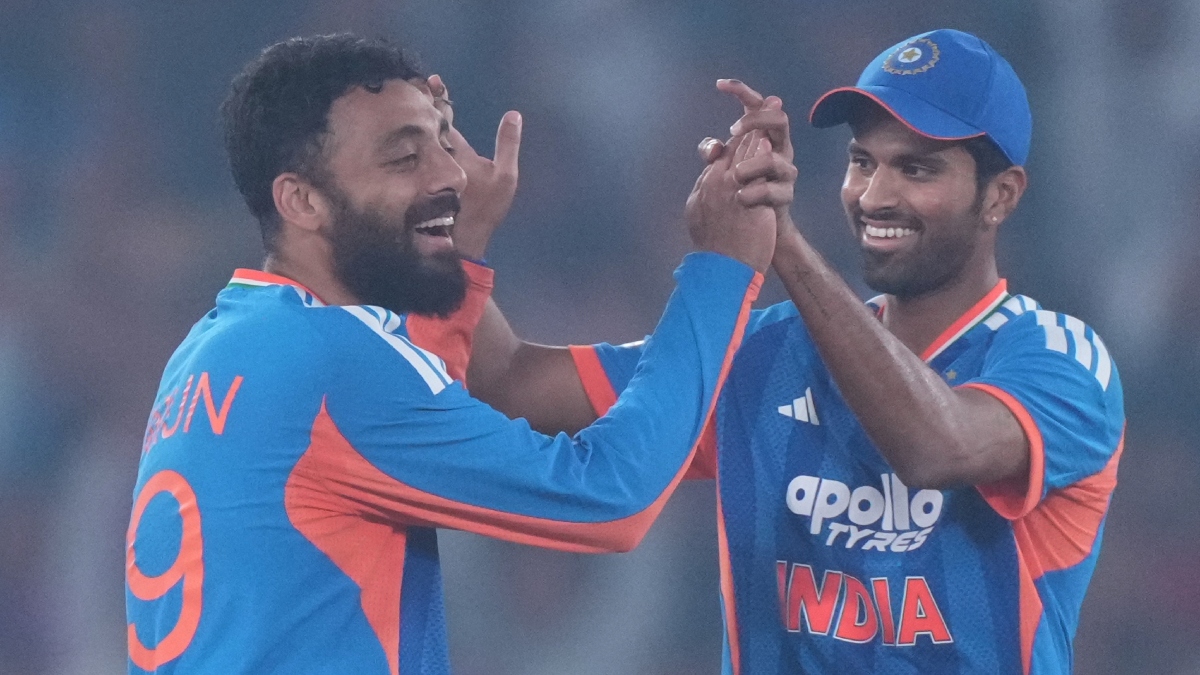 पहले ODI के बीच टीम इंडिया को लगा झटका, स्टार खिलाड़ी चोट के कारण मैदान से बाहर