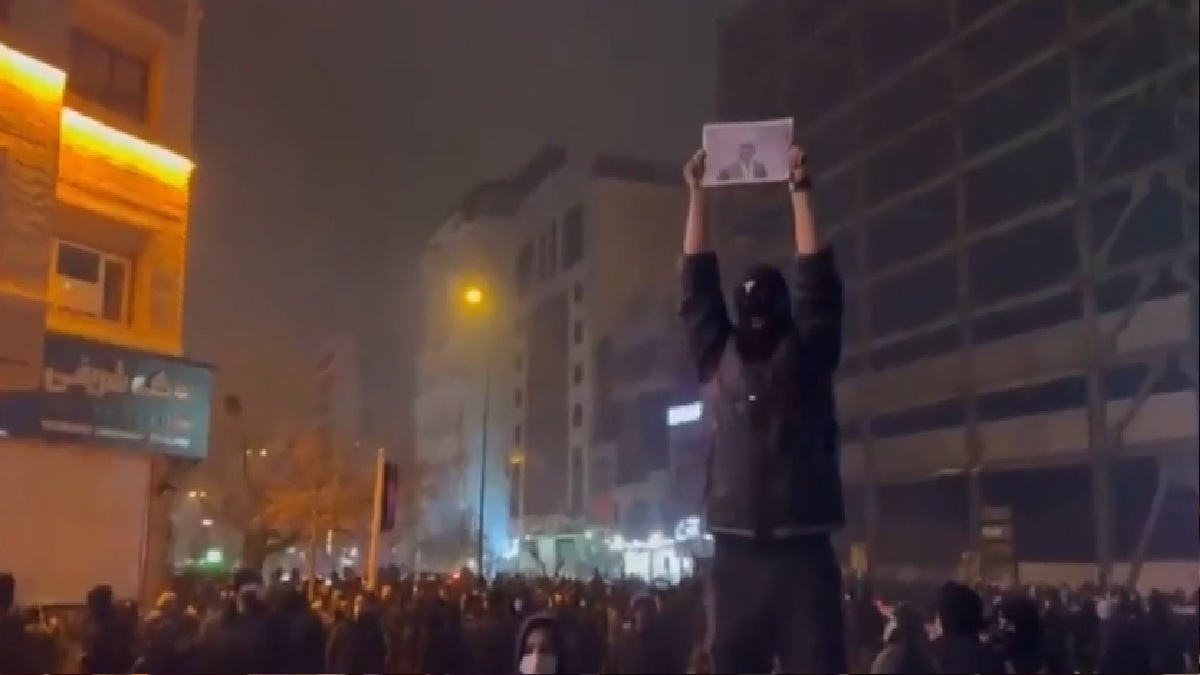 ईरान में अराजक स्थिति, अस्पताल में लगा लाशों का ढेर; चश्मदीद महिला ने बयां किया भयावह मंजर