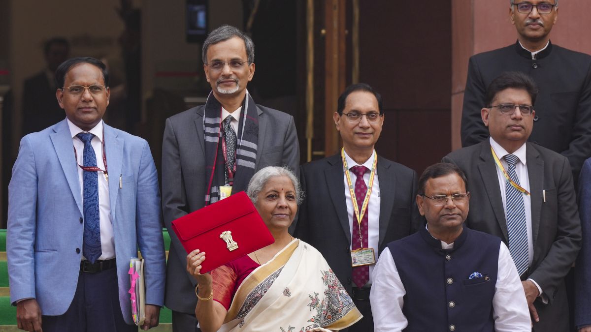 Budget 2026: बजट तैयार करने में वित्त मंत्री की मदद कर रहे हैं देश के टॉप अधिकारी, जानें क्या है भूमिका