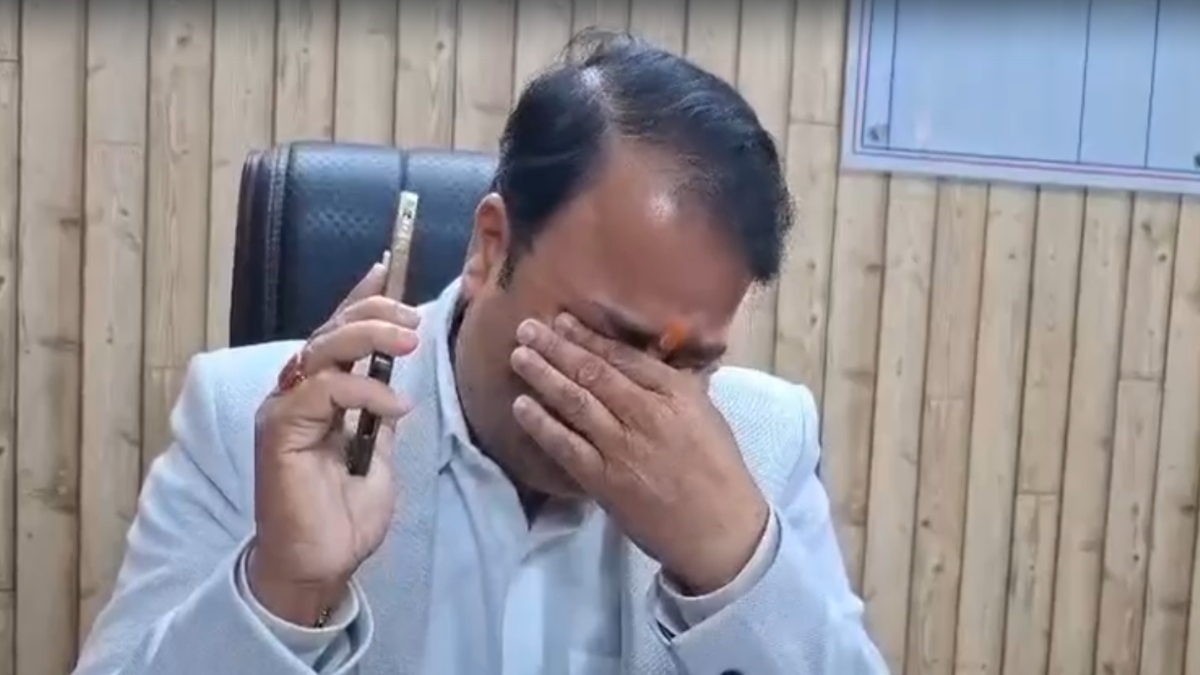 VIDEO: कमिश्नर पद से इस्तीफा देने के बाद प्रशांत कुमार सिंह ने पत्नी को लगाया फोन, रोते हुए बताया कारण