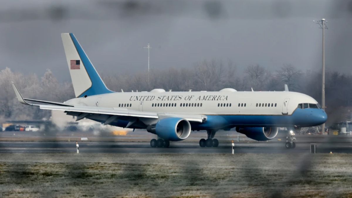 ट्रंप को चाहिए "पावर ब्लू, बेबी ब्लू नहीं"...अब लाल, सफेद और नीले रंग में रंगा जाएगा एयरफोर्स वन; राष्ट्रपति ने क्यों दिया ऐसा आदेश