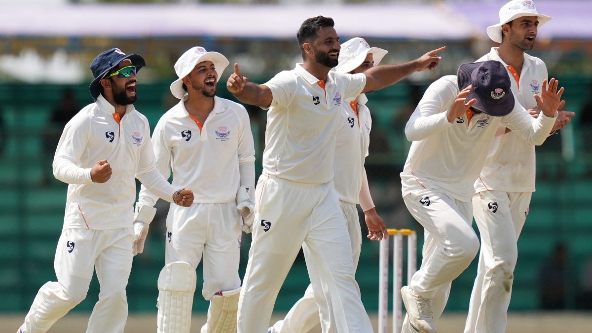 J&K के खिलाड़ी को मिला प्लेयर ऑफ द टूर्नामेंट का अवॉर्ड, 92 साल के इतिहास में ऐसा करने वाला बना सिर्फ तीसरा गेंदबाज