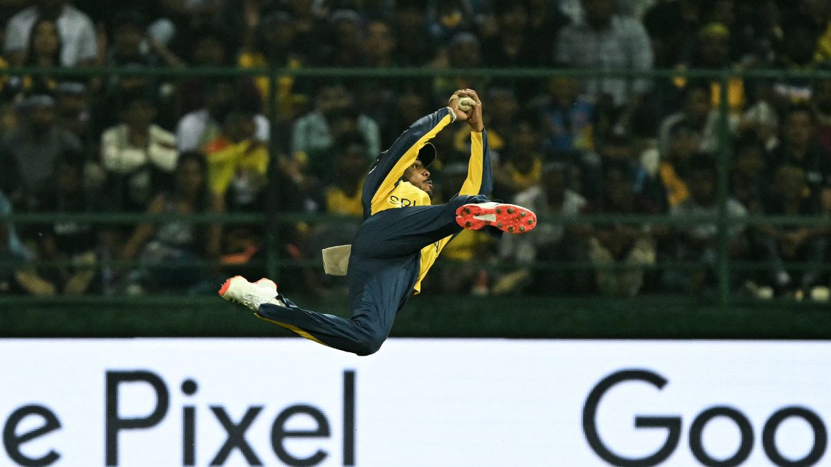 T20 World Cup 2026: पथुम निसंका बने सुपरमैन, एक हाथ से लपका हैरतअंगेज कैच, बल्लेबाज भी रह गया सन्न