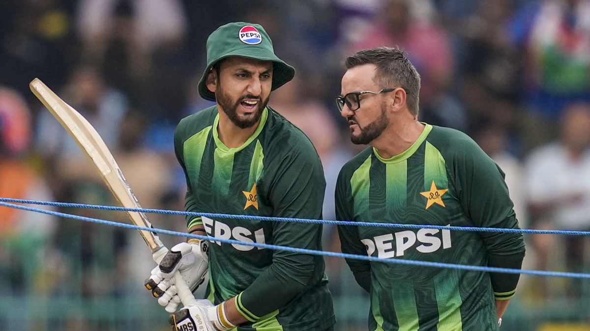 टीम इंडिया से शर्मनाक हार मिलने के बाद बिखर गई है पाकिस्तान टीम? कोच माइक हेसन ने बताई अंदर की बात