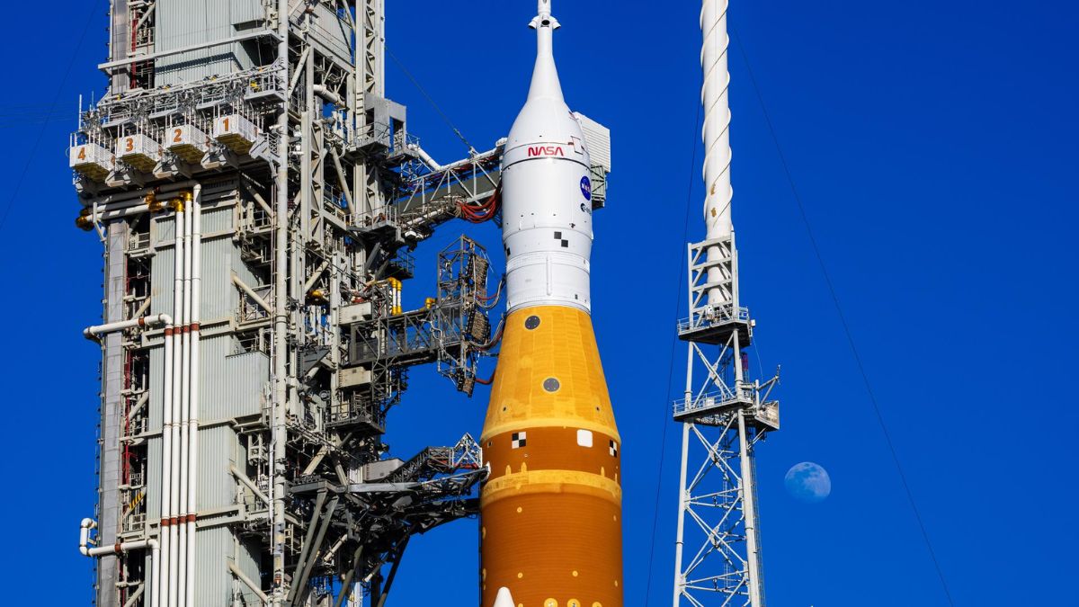 NASA के आर्टेमिस II मिशन के लिए विशाल चंद्रमा रॉकेट की मरम्मत करेंगे वैज्ञानिक, लॉन्चिंग में बचा है बहुत कम समय
