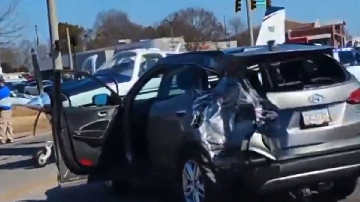 VIDEO: उछला, मुड़ा और कारों से हुई टक्कर, अमेरिका में बीच सड़क ऐसे हुई प्लेन की क्रैश लैंडिंग