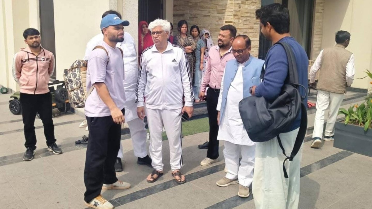 रिंकू सिंह टीम इंडिया से जुड़ने से पहले हुए भावुक, रिश्तेदारों से कहा- 'मां का ख्याल रखना'