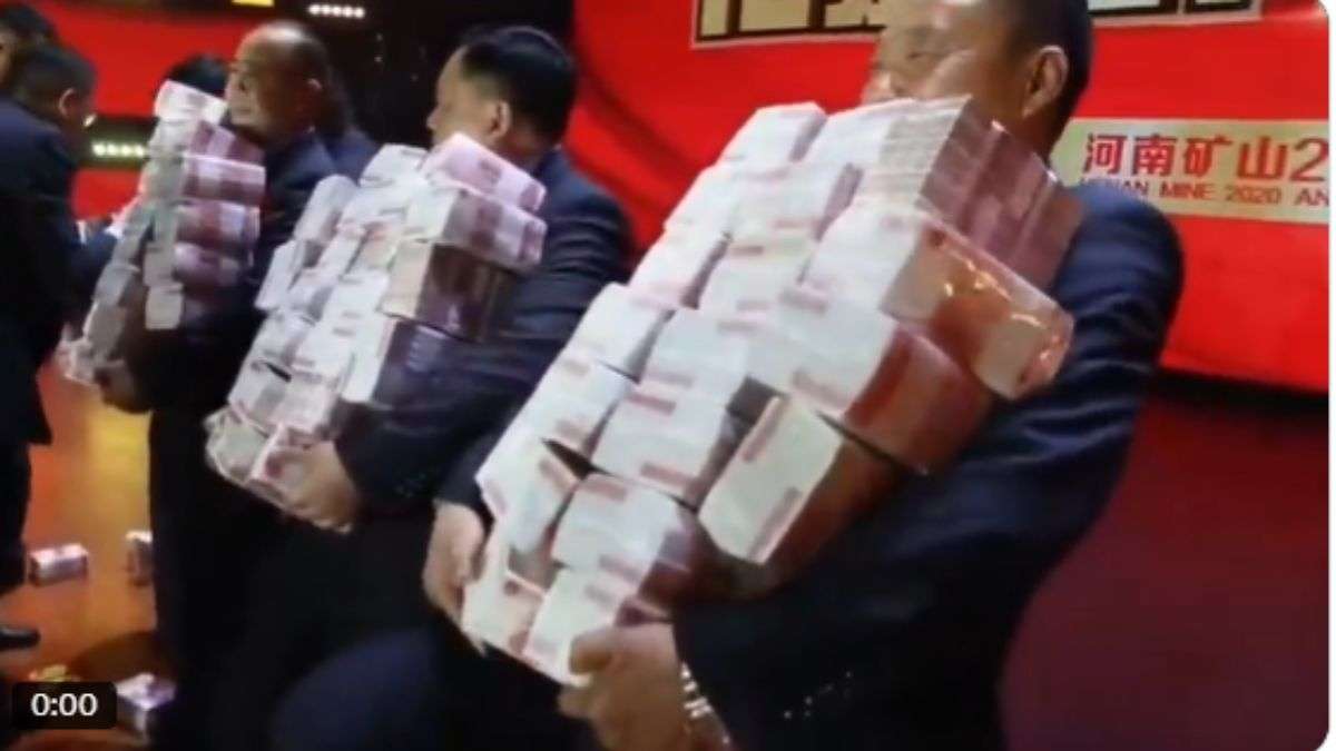 क्या है Lunar New Year...जिस पर चीन बोनस में बांट रहा कर्मचारियों को इतना अधिक कैश कि संभालना है मुश्किल, देखें VIDEO