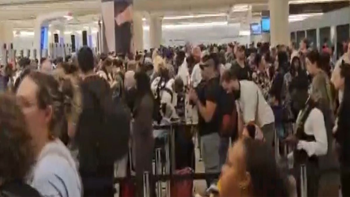 खाड़ी देशों में बढ़ते तनाव के बीच हजारों भारतीय नागरिक फंसे, दूतावासों ने जारी किए हेल्पलाइन नंबर, देखें पूरी लिस्ट