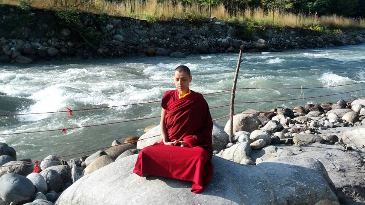 खूबसूरती में ऐश्वर्या राय को दी टक्कर, पर्दे पर दिखाई ग्लैमरस अदाएं, फिर हुआ मोह भंग तो चुना वैराग्य का रास्ता, अब बौद्ध भिक्षु बन काट रही जिंदगी