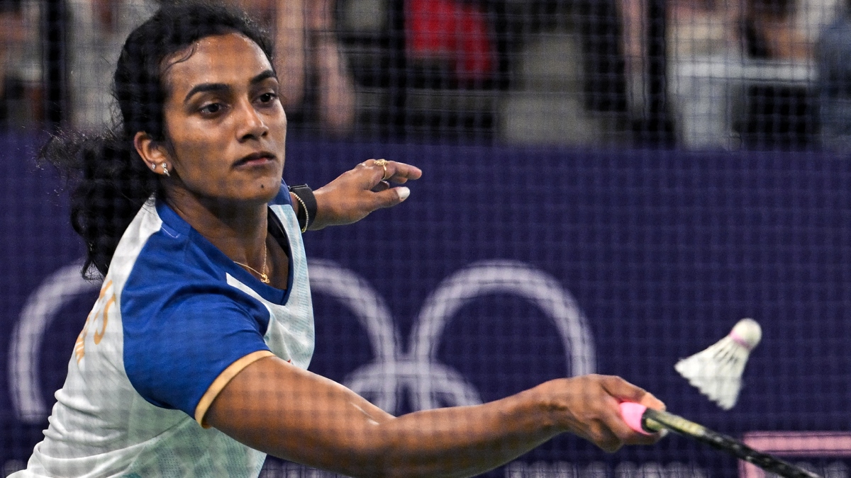 पीवी सिंधू भारत लौटी, दुबई एयरपोर्ट स्टाफ का शुक्रिया अदा किया