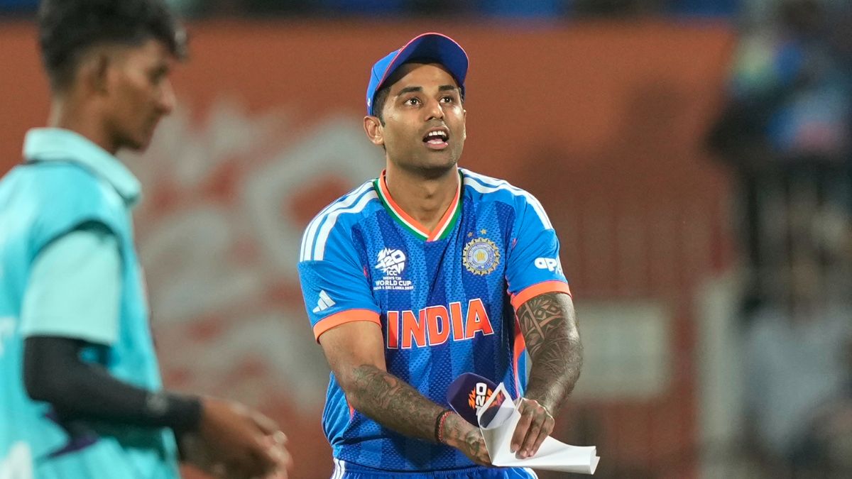 IND vs WI: वेस्टइंडीज के खिलाफ क्यों नहीं खेल रहे हैं कुलदीप यादव? मैच विनर गेंदबाज को ही कप्तान ने बिठा दिया बाहर