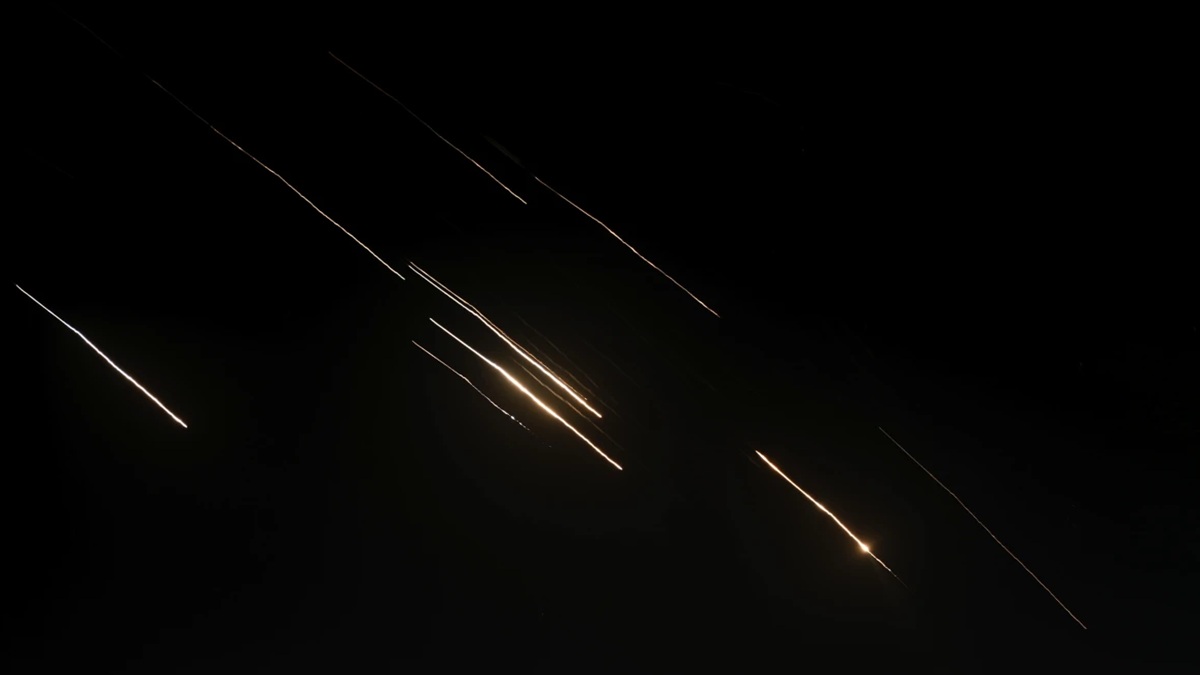 ईरान ने किया हमला, UAE और बहरीन में बजे सायरन; सऊदी-कतर ने मार गिराए ड्रोन