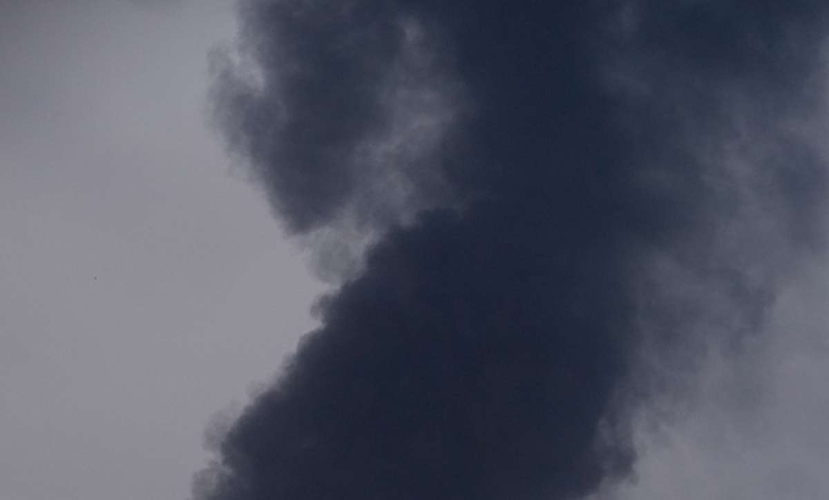 ईरान युद्ध: लाखों लोगों की सांसों में घुल रहा है 'धीमा जहर', जहरीले धुएं से बढ़ा स्वास्थ्य संकट