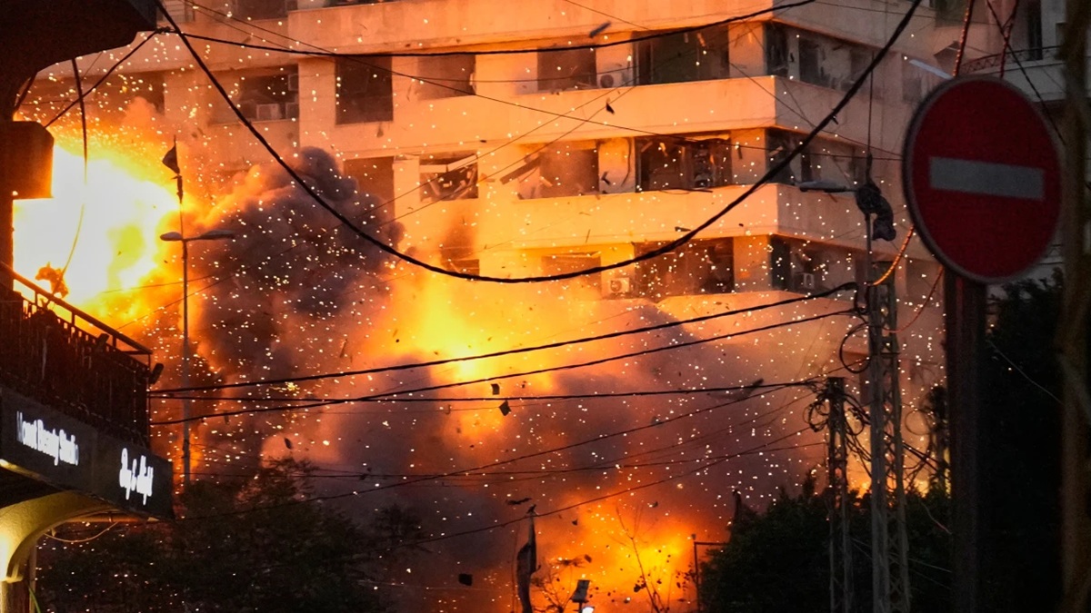 Israel US Iran War Updates LIVE: अमेरिका सेना ने होर्मुज स्ट्रेट पर किया हमला, ईरान ने यरुशलम में दागी मिसाइलें